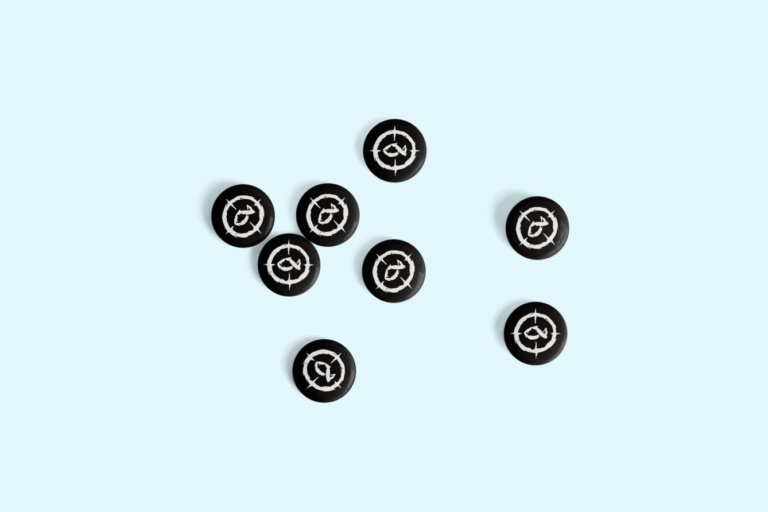 Печать объемных наклеек под смолой с логотипом