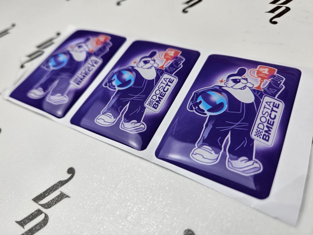 Брендированные стикеры с заливкой для сувенирной продукции