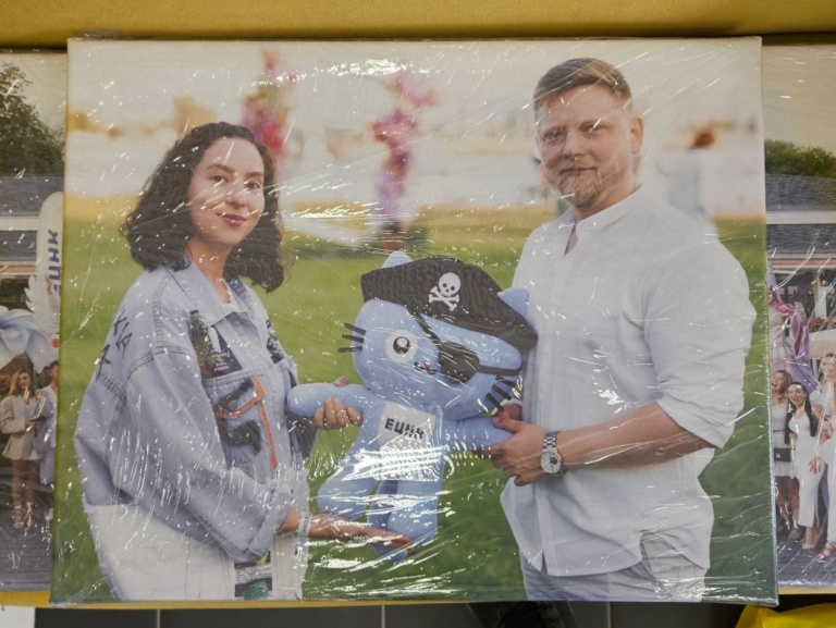 Упаковка готовых холстов в стретч плёнку
